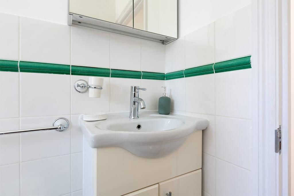 Spacious 3 Bedroom Flat With Terrace London Exterior photo